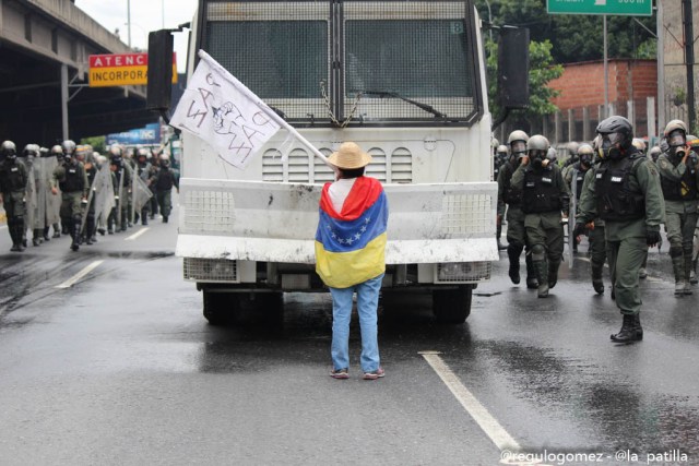 Represión en la Autopista Francisco Farjardo. Foto: Régulo Gómez.