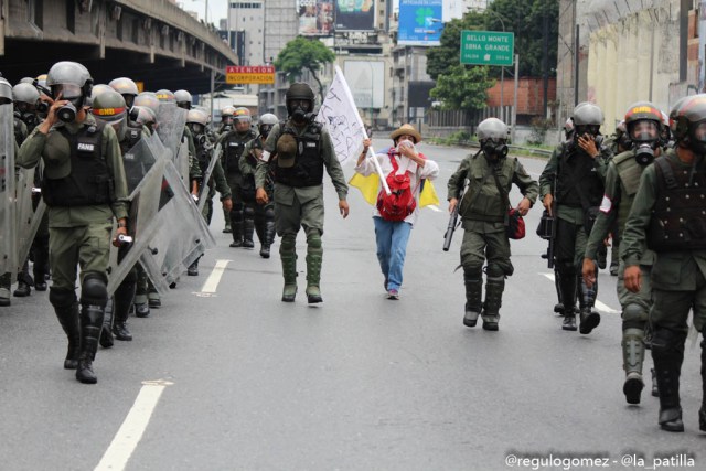 Represión en la Autopista Francisco Farjardo. Foto: Régulo Gómez.
