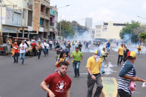 Reprimen con lacrimógenas a manifestantes en Maracaibo #8May