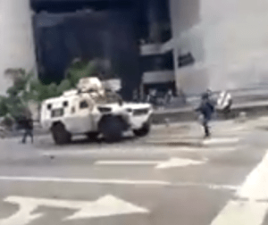 Momento en que tanqueta de la GN embiste ofensivamente a manifestantes en Altamira (Video)