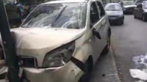 Camioneta de Globovisión se estrella contra un poste en Altamira