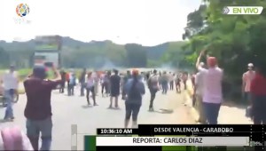 Policía de Carabobo reprime a los venezolanos que participan en el plantón en El Trigal (FOTO)