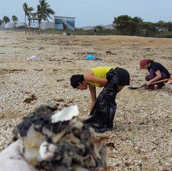 Proteccionistas recogen restos de crudo en playa La Caracola, Margarita. Foto: Instagram/@conbive