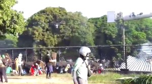 “Valientes” PNB dispararon lacrimógenas a opositores desde la base aérea de La Carlota (Video)