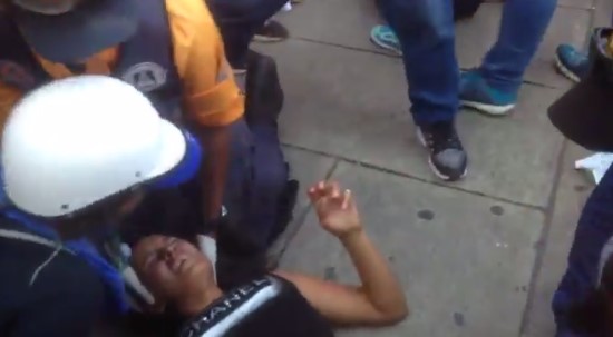 Tres personas fueron arrolladas por un vehículo en El Rosal #20May (Video)