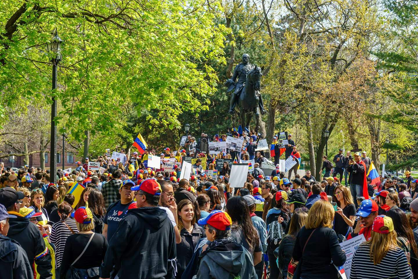 La multitudinaria protesta de venezolanos en el Queen’s Park de Toronto (fotos)
