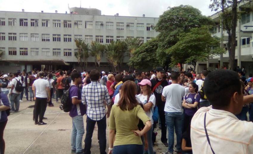 Estudiantes se concentran en la Plaza del Rectorado de la UCV #4May (Video)