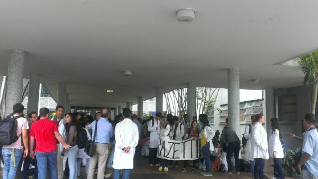 Plantón por la salud en el Hospital Universitario de Caracas