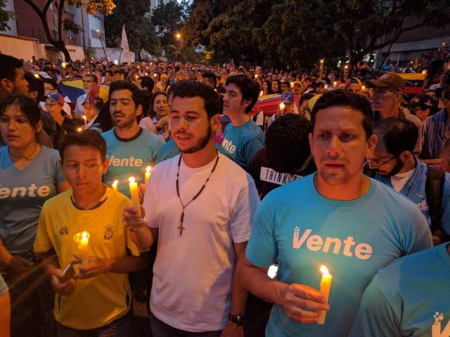 Javier Chirinos, coordinador de Vente Venezuela en Distrito Capital, durante la protesta nocturna en honor a las víctimas de la represión