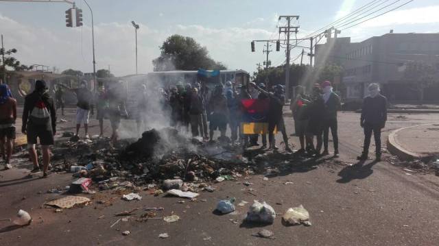Jóvenes protestan en la avenida Guajira de Maracaibo