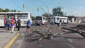 Por tercer día consecutivo trancan av. Guajira en Maracaibo (fotos)