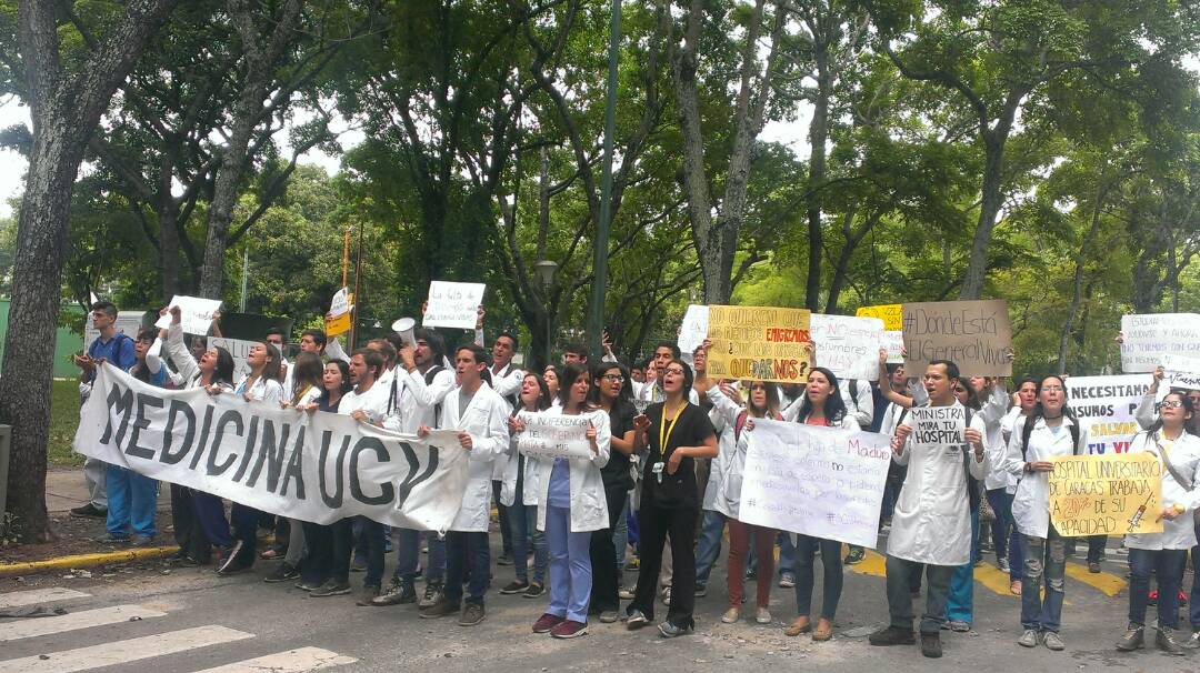 Estudiantes de Medicina protestan en las puertas de la UCV #5May (Fotos)