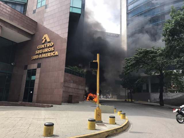 Un vehículo se incendió en El Rosal (Cortesía)