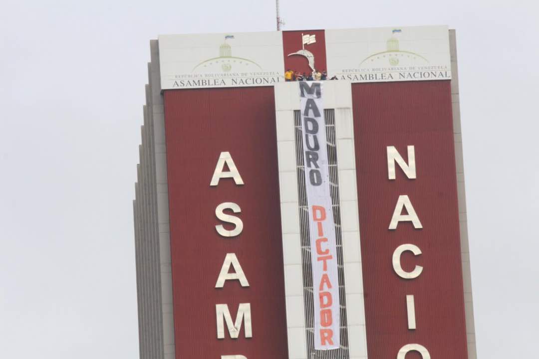 Madrugonazo parlamentario: La pancarta en el edificio de Pajaritos #5May (Fotos)