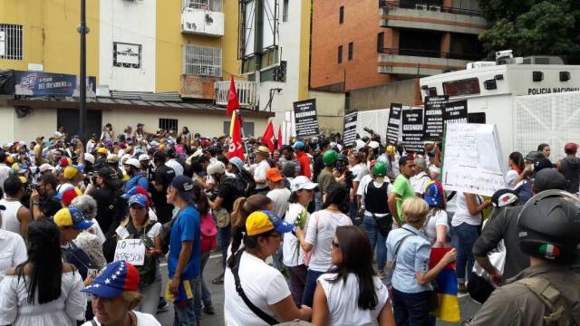 Barrera de la GNB impide la movilización de las mujeres venezolanas