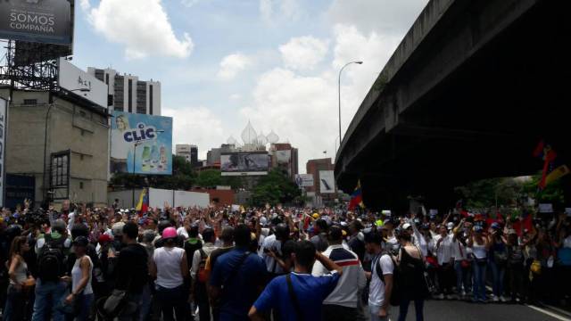 Mujeres opositoras toman la autopista Francisco Fajardo luego que les impidieran el paso por la avenida Libertador