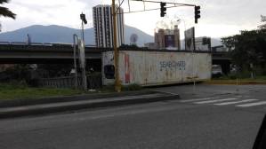 Con containers bloquean paso a la Francisco Fajardo desde Las Mercedes y Bello Monte (Fotos)