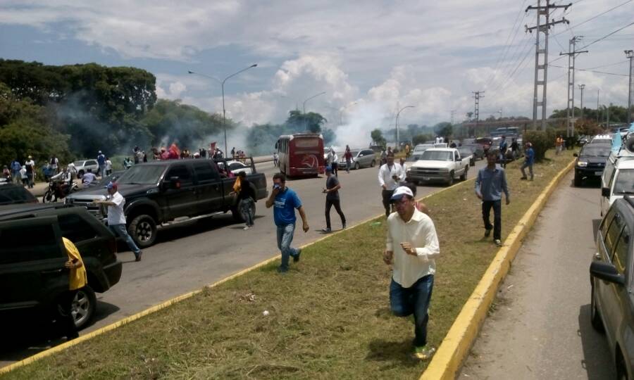 Brutal represión contra manifestantes en Carabobo (Video + Fotos)