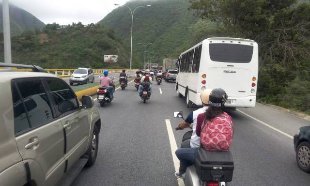 Caravana de la oposición a la altura de la autopista Caracas - La Guaira/ Foto: Régulo Gómez - La Patilla