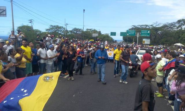 Así esperaban los varguenses a la movilización de Caracas. Foto: Régulo Gómez /Lapatilla.com