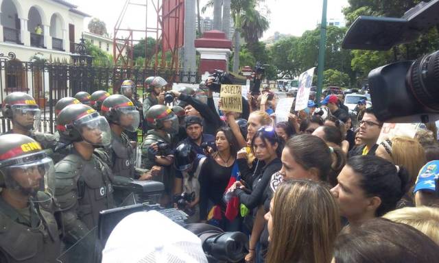 Madres venezolanas piden a las autoridades que #SueltenLasArmas Foto: Régulo Gómez / LaPatilla.com