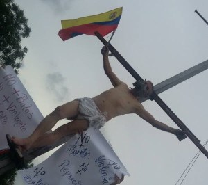 Hombre se “crucifica” en San Diego por la libertad de Venezuela