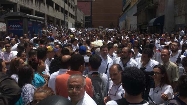 Marcha de médicos hacia el ministerio de Salud / Foto: Miguel Gutiérrez
