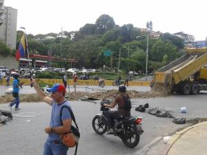 Cierran paso vehicular en el distribuidor Santa Fe de Caracas (Fotos)