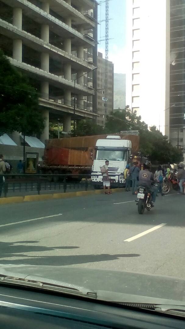 Atraviesan gandola en la Francisco de Miranda en Caracas. Foto: Oliver Rodríguez