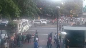 Bus obstaculiza paso en la avenida Francisco de Miranda a la altura de Altamira (Foto)