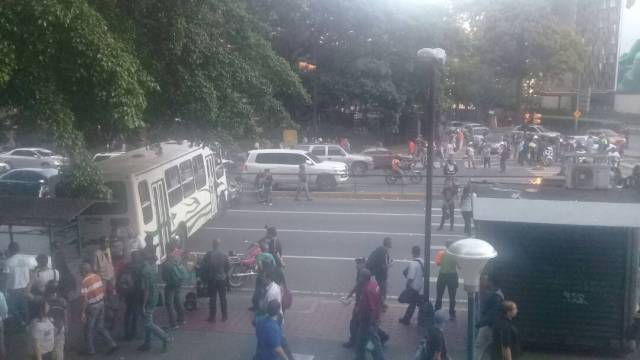 Un bus fue atravesado en la Francisco de Miranda. Foto: @CarlosAranaSan