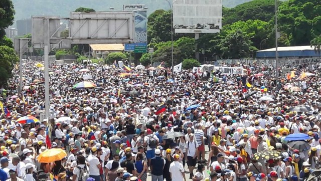 Manifestantes colman el distribuidor Los Ruices