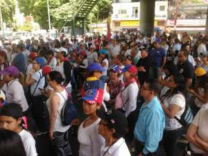 11:00 Manifestantes trancan la Prados del Este a la altura del distribuidor Santa Fe (Fotos)