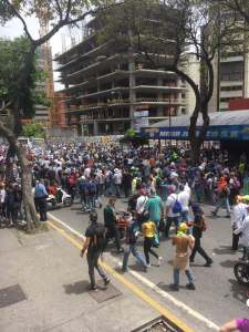 Manifestantes se dirigen hacia la Francisco Fajardo #22May