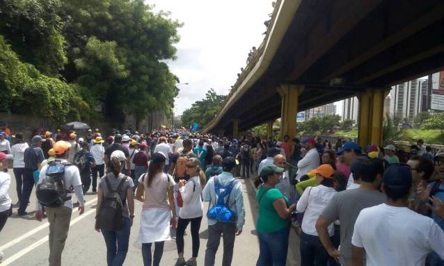 Manifestantes marchan por El Rosal hacia el CNE / Foto: Régulo Gómez