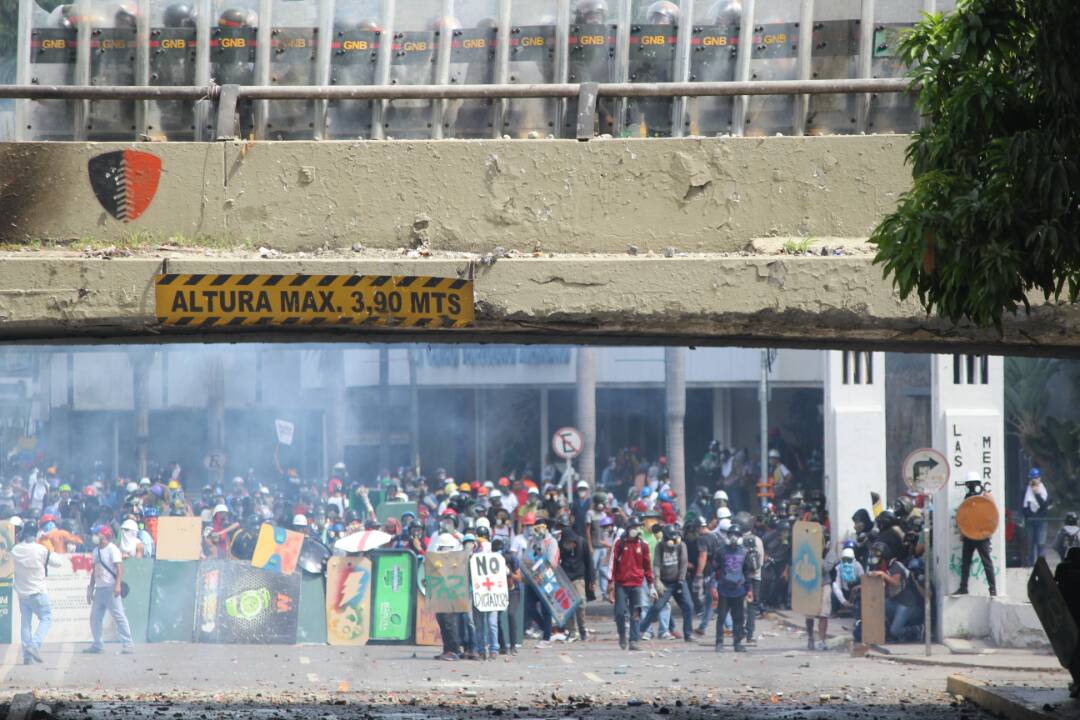 ¿Se divisa el Honor? GN ataca con lacrimógenas desde arriba a manifestantes en El Rosal (Video + Fotos)