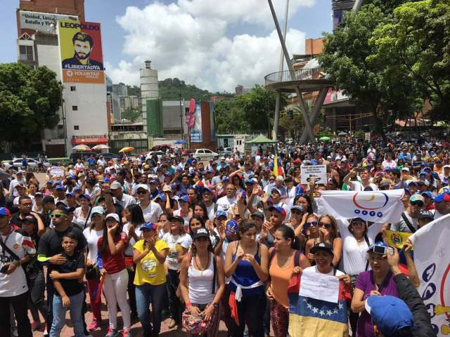 Venezolanos comenzaron a concentrarse desde el mediodía en distintos puntos de Caracas como la plaza Alfredo Sadel. Foto: @Dereckb