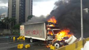 Incendian dos camiones en la autopista Francisco Fajardo (+ FOTOS)