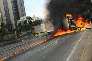 ¡Huele raro! La PNB y GN actuaron mucho después que empezaron a quemar camiones en la Fajardo