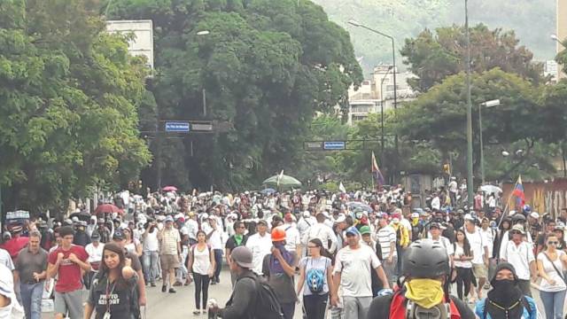 Opositores salen desde Parque Cristal y Altamira rumbo a la Defensoría / Foto: Eduardo Ríos