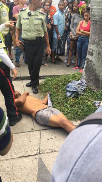 Funcionarios de PoliChacao desataron al presunto ladrón (Foto: Vanessa Rodríguez / La Patilla)