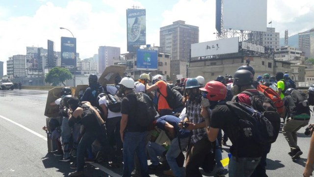 Reprimen con lacrimógenas a manifestantes en la Francisco Fajardo / Foto: Eduardo Ríos La Patilla