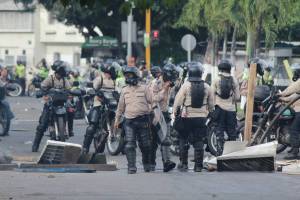 Lanzan gases lacrimógenos cerca de la emergencia de la Policlínica Las Mercedes (Video)