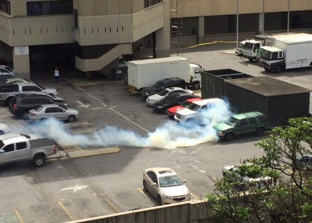Lanzan bombas lacrimógenas al estacionamiento del CCCT
