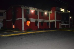 Zulianos se “esmollejaron” y quemaron sede de la alcaldía del municipio Colón (Videos + Fotos)