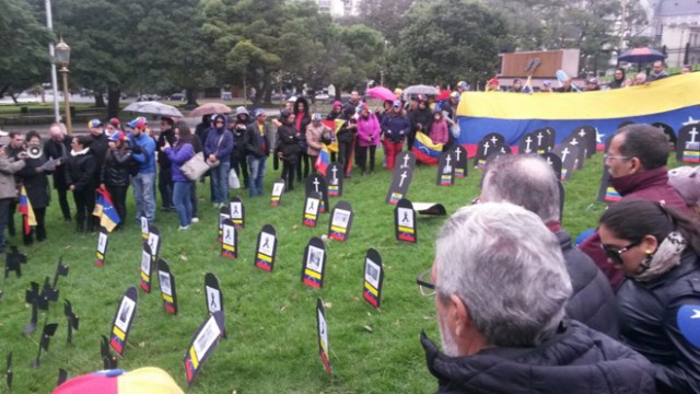 Venezolano protestando en Buenos Aires / @miguelgarcia2806 Venezolanos protestando en Buenos Aires / @miguelgarcia2806