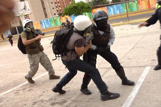 Polizulia arremetió contra periodistas el pasado jueves y los intentó despojar a la fuerza de sus equipos.
