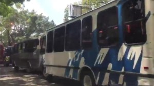 Con esta parranda de autobuses, el oficialismo llenó alrededores de Miraflores de obligados (Video)