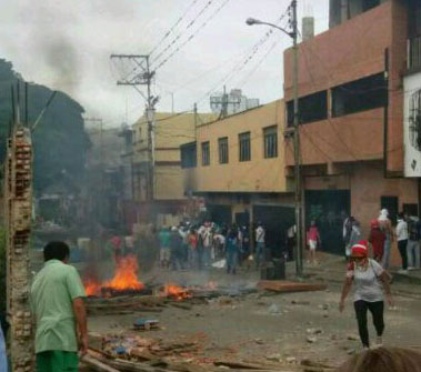 Fuertes disturbios y saqueo de la panadería en el casco central de Baruta (Foto vía Twitter)