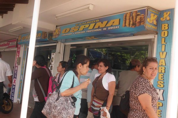En La Parada, muchos venezolanos se dirigen a las casas de cambio a convertir los bolívares en pesos. (Foto/JGH)